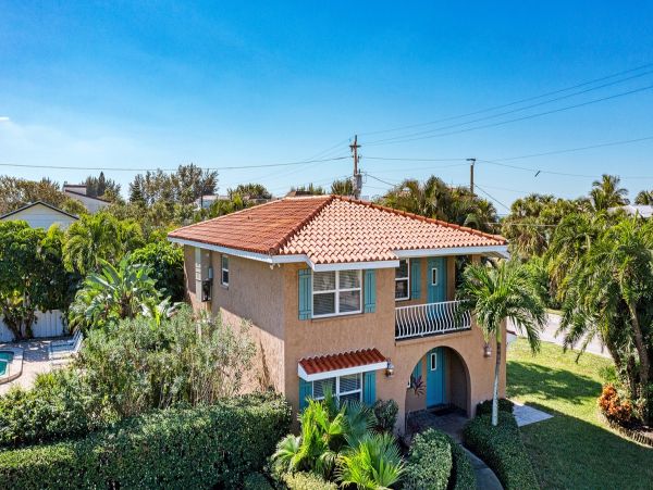 Charming Vacation Rental on Holmes Beach. Call Today.
