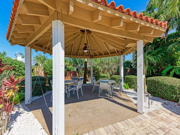 Charming Vacation Rental on Holmes Beach. Call Today.