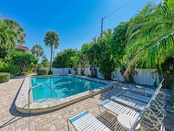Charming Vacation Rental on Holmes Beach. Call Today.