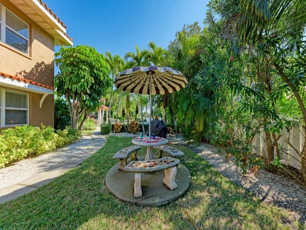 Charming Vacation Rental on Holmes Beach. Call Today.