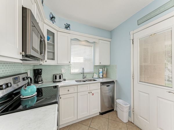 Charming Vacation Rental on Holmes Beach. Call Today.
