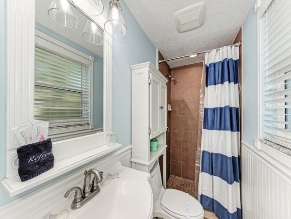 Charming Vacation Rental on Holmes Beach. Call Today.
