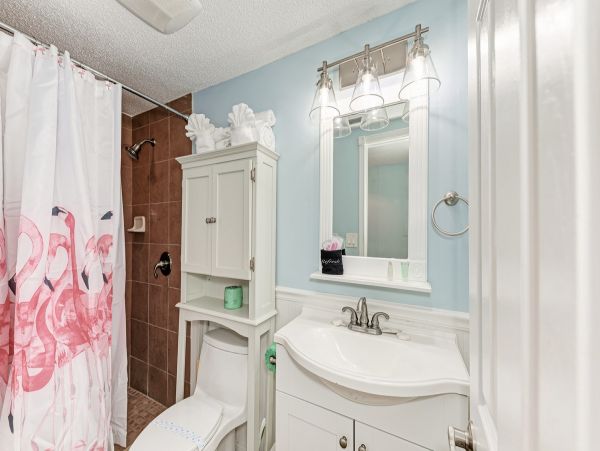 Charming Vacation Rental on Holmes Beach. Call Today.