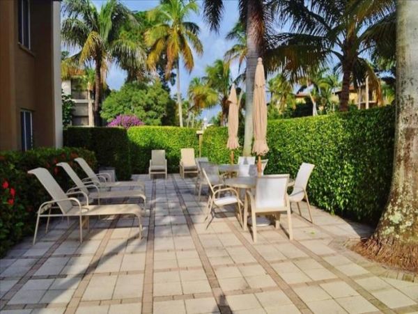 Naples Lovely Condo Community Pool Sleeps 4