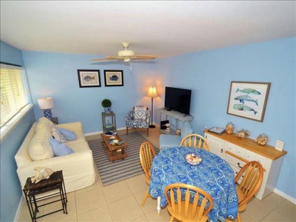 Naples Lovely Condo Community Pool Sleeps 4