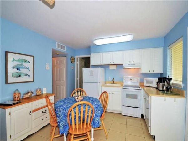 Naples Lovely Condo Community Pool Sleeps 4