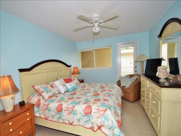 Naples Lovely Condo Community Pool Sleeps 4