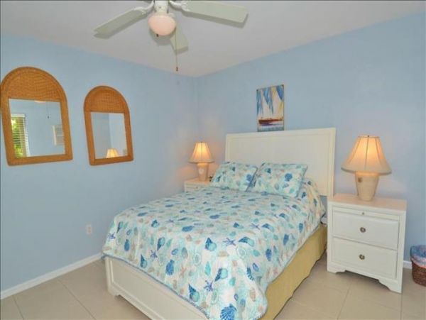 Naples Lovely Condo Community Pool Sleeps 4