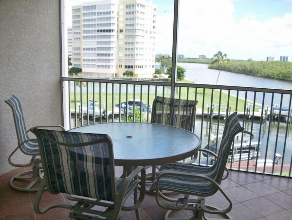 Naples Vacation Condo Short Walk to Beach & Bay Views