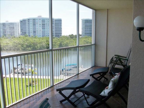 Naples Vacation Condo Short Walk to Beach & Bay Views