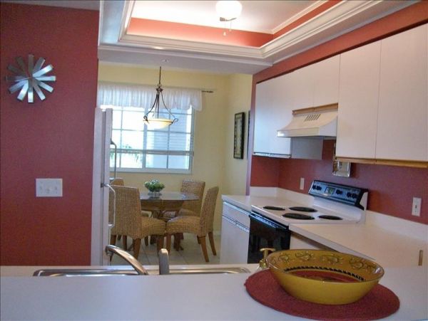 Naples Vacation Condo Short Walk to Beach & Bay Views