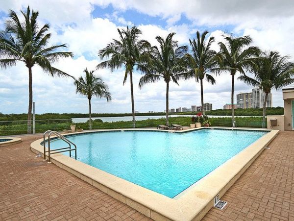 Naples Vacation Condo Short Walk to Beach & Bay Views