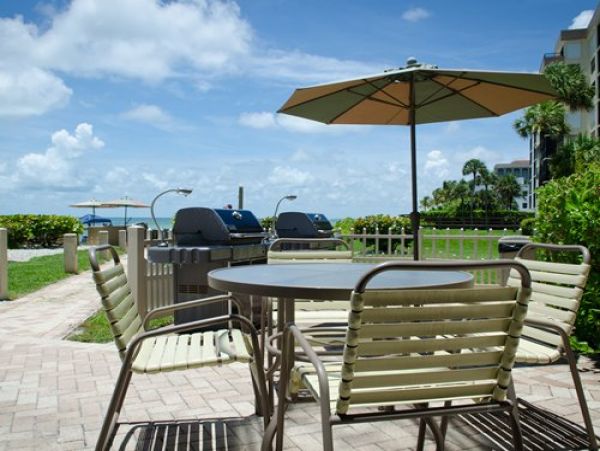 Lovely 2 Bedroom Vacation Condo in Naples