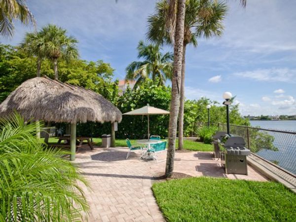 Lovely 2 Bedroom Vacation Condo in Naples