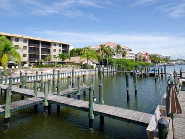 Lovely 2 Bedroom Vacation Condo in Naples