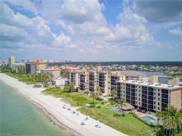 Lovely 2 Bedroom Vacation Condo in Naples
