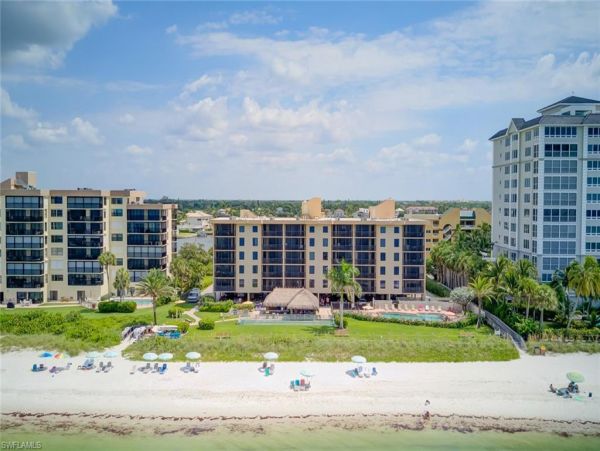 Lovely 2 Bedroom Vacation Condo in Naples Located on Beach