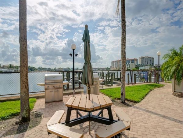 Lovely 2 Bedroom Vacation Condo in Naples Located on Beach