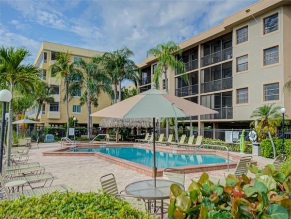 Lovely 2 Bedroom Vacation Condo in Naples Located on Beach