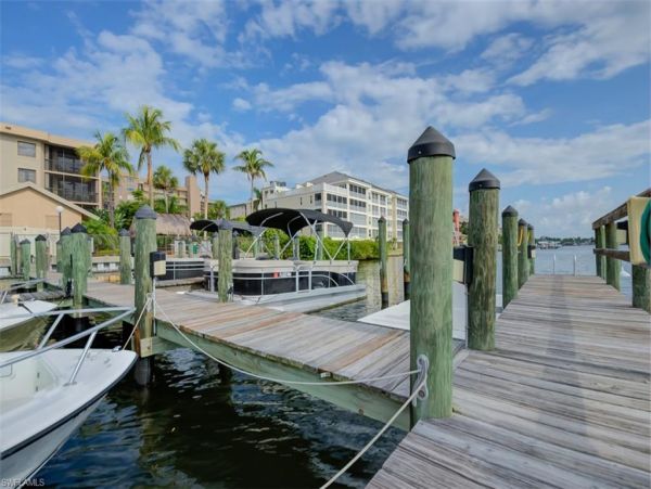 Lovely 2 Bedroom Vacation Condo in Naples Located on Beach