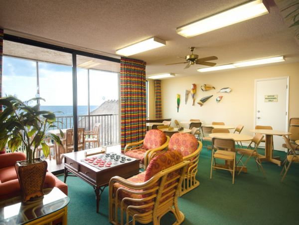 Lovely 2 Bedroom Vacation Condo in Naples Located on Beach