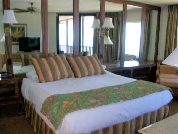 Lovely 2 Bedroom Vacation Condo in Naples Located on Beach