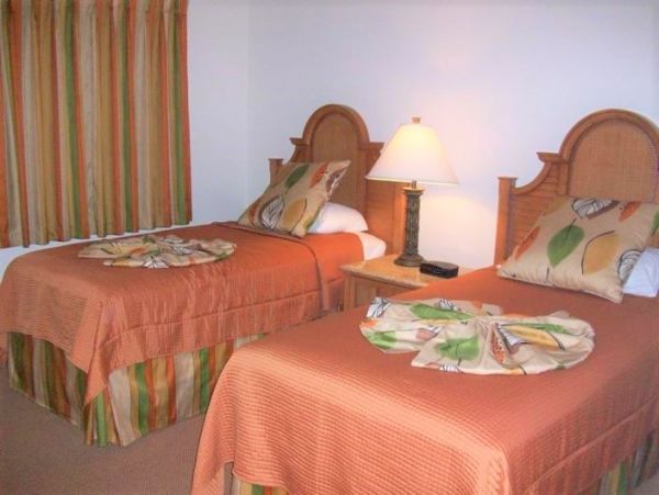 Lovely 2 Bedroom Vacation Condo in Naples Located on Beach