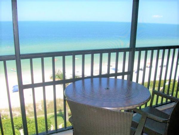 Lovely 2 Bedroom Vacation Condo in Naples Located on Beach