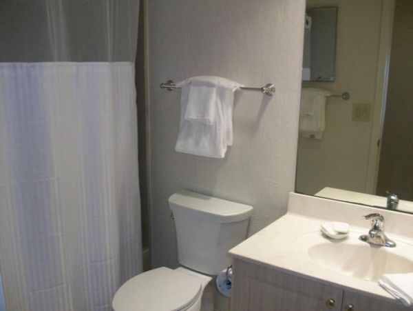 Lovely 2 Bedroom Vacation Condo in Naples Located on Beach