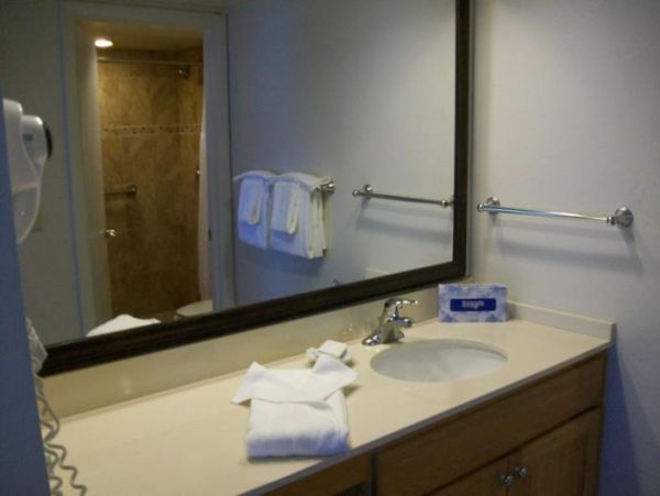 Lovely 2 Bedroom Vacation Condo in Naples Located on Beach