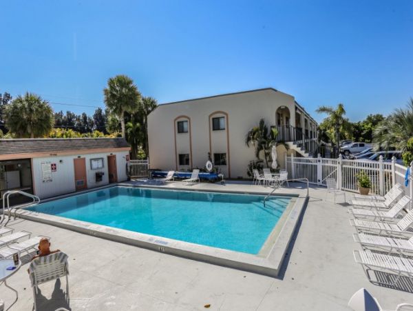 Fort Myers Cozy Two Bedroom Rental Condo