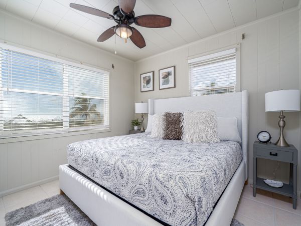 Fort Myers Lovely Two Bedroom Vacation Condo On the Beach