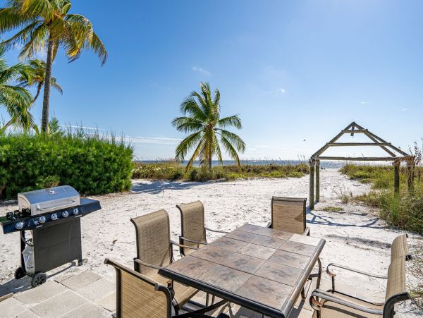 Fort Myers Lovely Two Bedroom Vacation Condo On the Beach