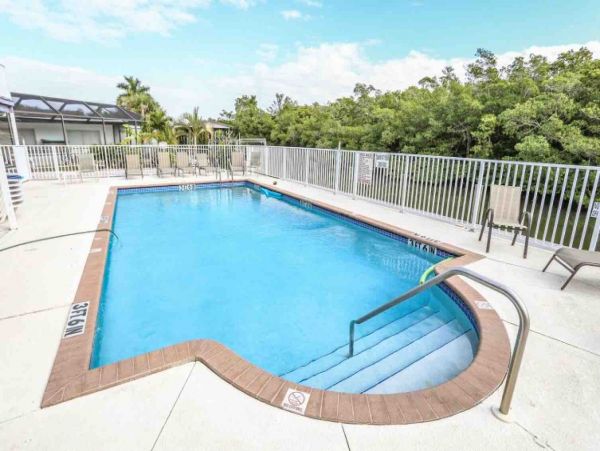 Studio Ground floor unit across the street from the beach