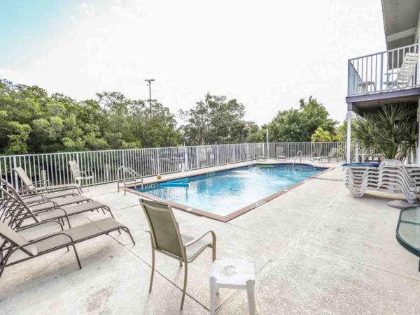 Studio Ground floor unit across the street from the beach
