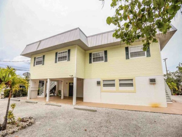 Studio Ground floor unit across the street from the beach