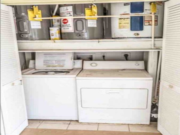 Studio Ground floor unit across the street from the beach