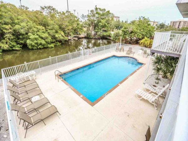 Studio Ground floor unit across the street from the beach