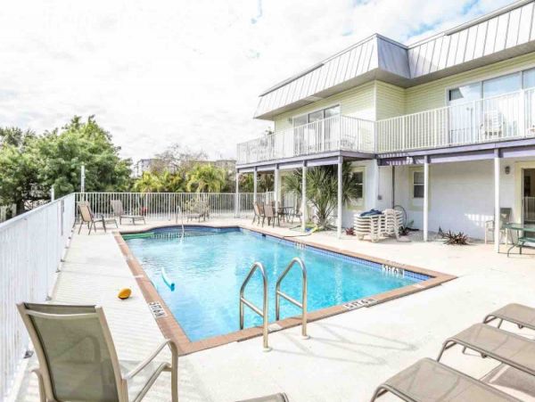 Studio Ground floor unit across the street from the beach