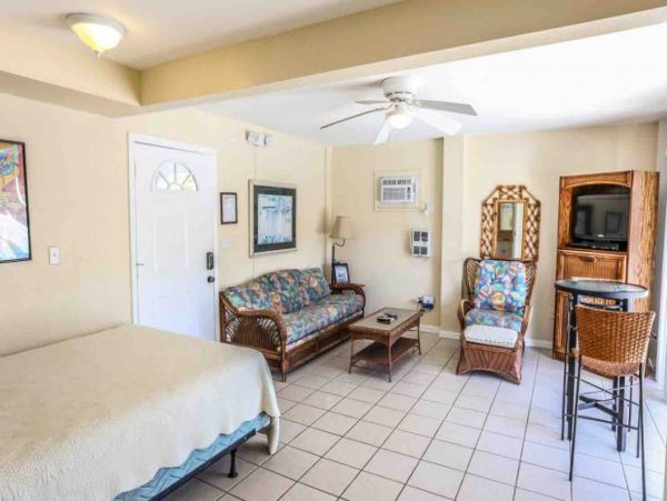 Studio Ground floor unit across the street from the beach