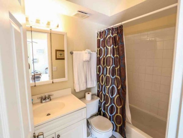 Studio Ground floor unit across the street from the beach