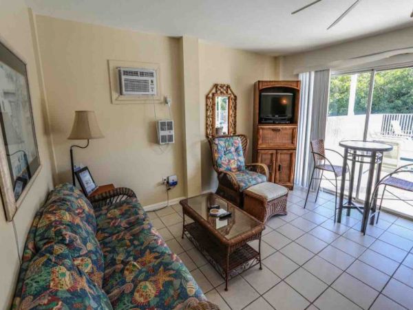 Studio Ground floor unit across the street from the beach