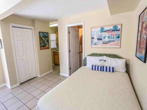 Studio Ground floor unit across the street from the beach