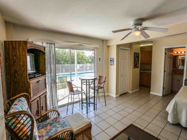 Studio Ground floor unit across the street from the beach