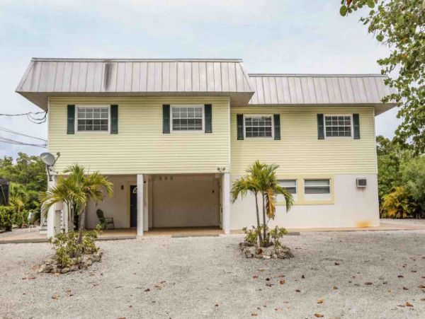Studio Ground floor unit across the street from the beach