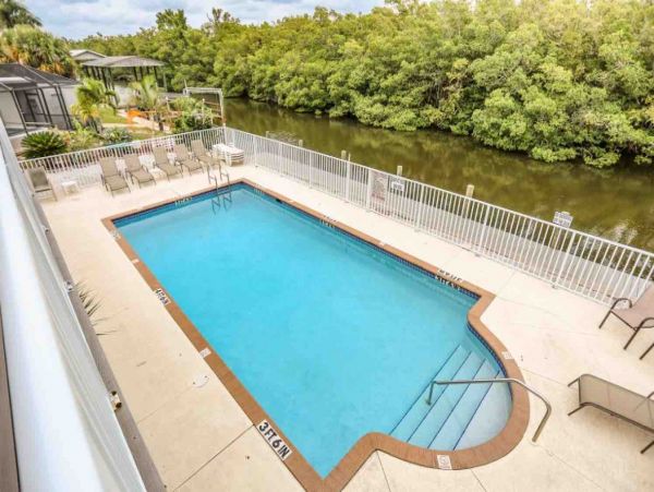 Studio Ground floor unit across the street from the beach