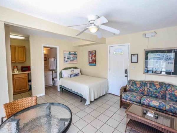 Studio Ground floor unit across the street from the beach