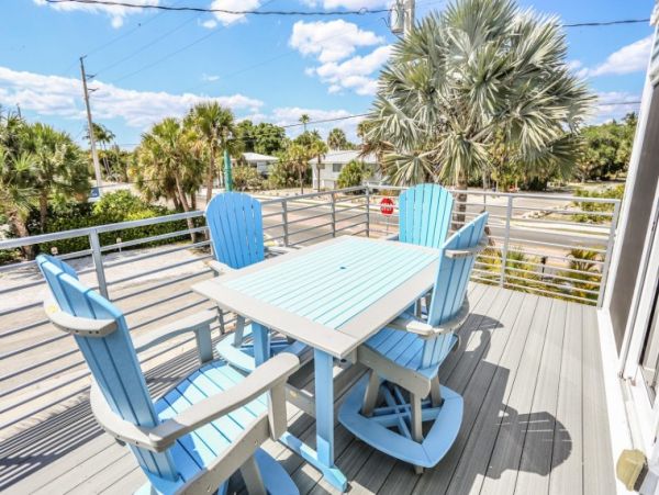 Fort Myers Vacation Home Sleeps Six Guests Walk To Beach