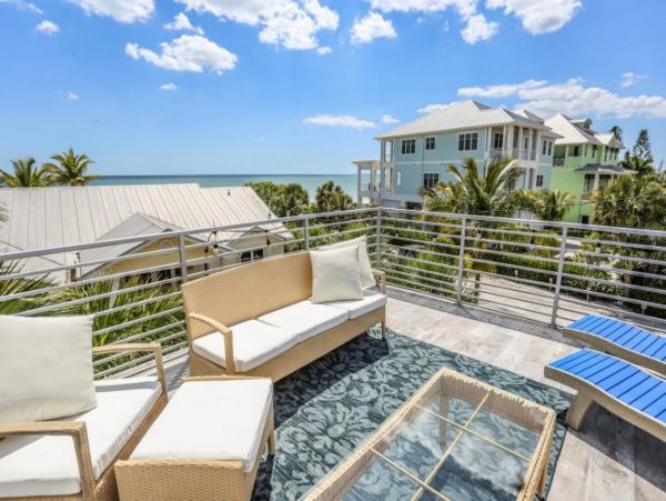 Fort Myers Vacation Home Sleeps Six Guests Walk To Beach