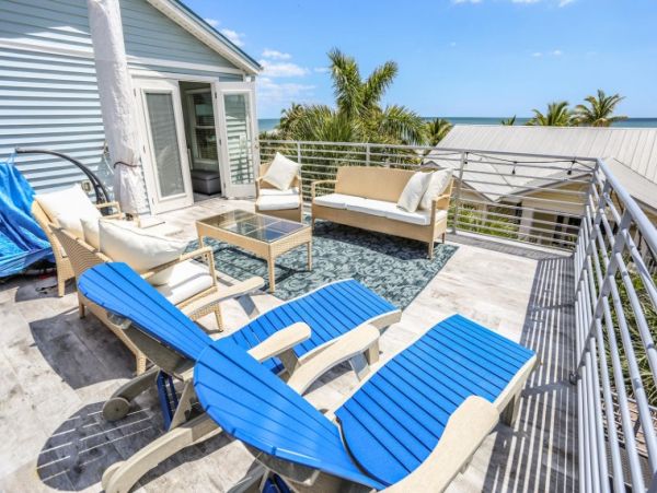 Fort Myers Vacation Home Sleeps Six Guests Walk To Beach